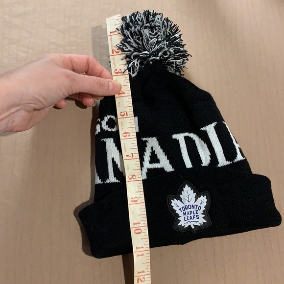 Molson Canadian promo Winter hat toque with Pom Pom & Toronto maple leafs patch - Picture 6 of 17